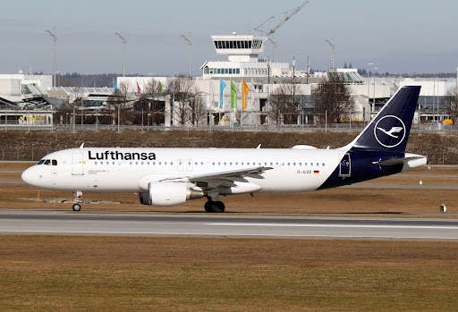 D-AIZE, Airbus A320-214, Lufthansa, Kosmopoliks